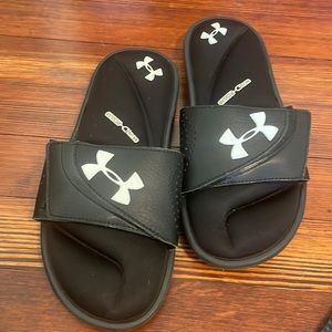 Under Armor boys black slides